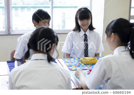 Middle school student eating lunch 68660194