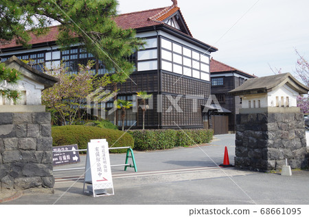 gi市美林學校的大門和校舍的景色 gi市美林學校的大門和校舍的景色 68661095