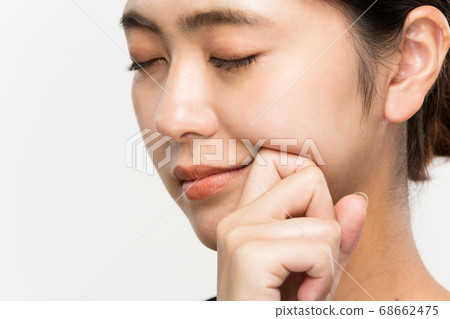 A woman lifting up the Toyorei line 68662475