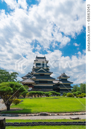 從本丸御殿遺址看松山城的城堡塔 68663043