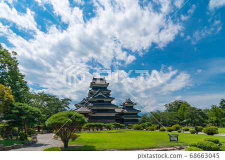 The castle tower of Matsuyama Castle seen from the ruins of Honmaru Goten The castle tower of Matsuyama Castle seen from the ruins of Honmaru Goten 68663045