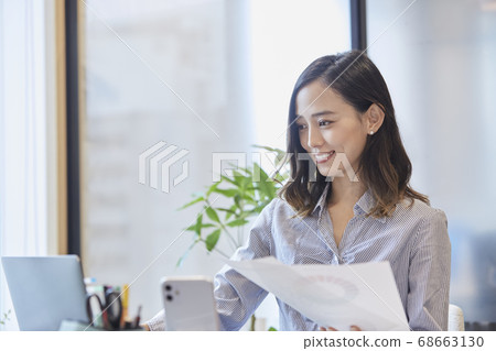 在休閒辦公室工作的女人 68663130