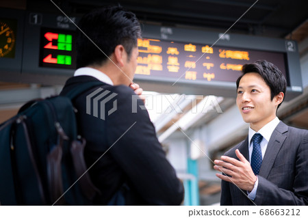 商人在車站平台“京王電鐵株式會社”交談 68663212