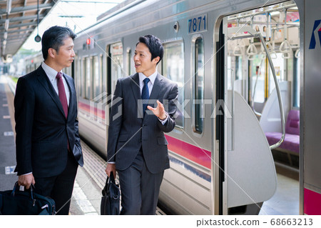 商人在車站平台“京王電鐵株式會社”交談 68663213