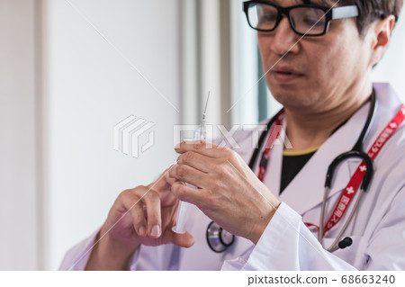 醫生用注射器在檢查室 68663240