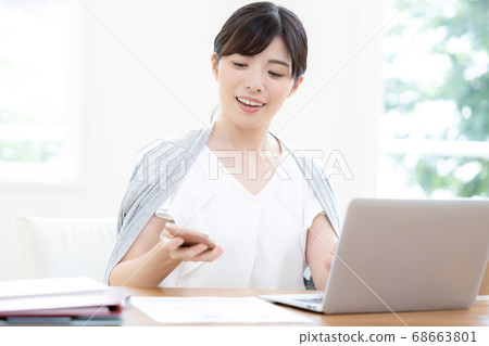 女人看著遠程辦公智能手機 女人看著遠程辦公智能手機 68663801