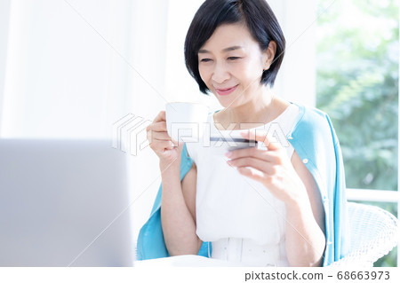享受在線購物的中年女人 68663973