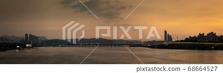 Sunset over the wide Han River 68664527