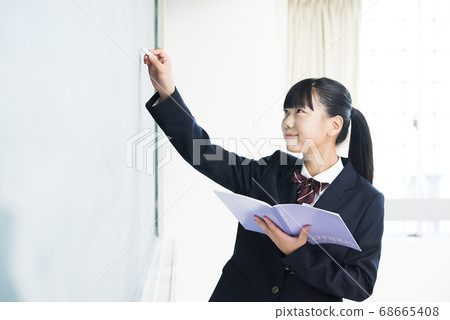 女初中學生在黑板上寫答案 68665408