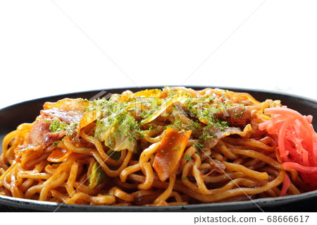炒麵用鐵板醬在白色桌子上 68666617