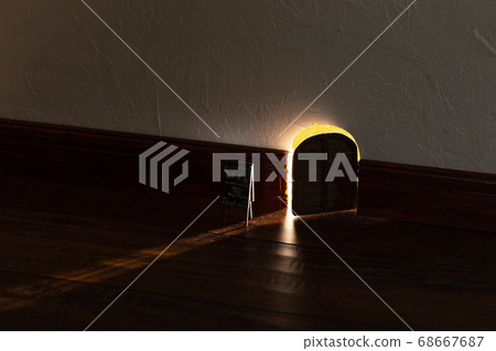 像動漫一樣牆上的老鼠洞 像動漫一樣牆上的老鼠洞 68667687