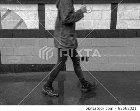 在雨中 68668021