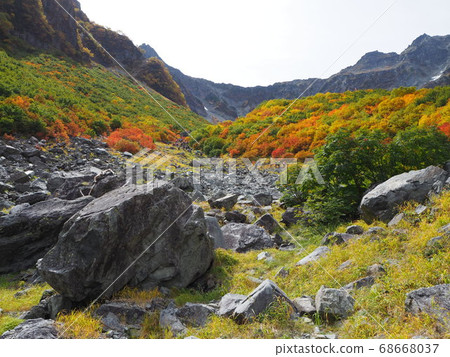 Road to Yarigatake in early autumn 68668037