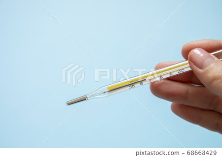 水銀溫度計測量的淺藍色背景 68668429