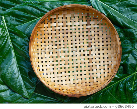 Empty wooden bamboo threshing basket on Noni Empty wooden bamboo threshing basket on Noni 68668490