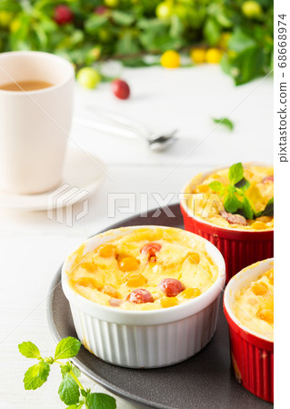 Clafoutis made from white yogurt and berries 68668974