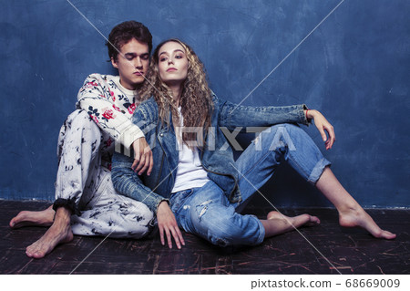 young pretty boy and girl friends happy smiling together in interior, lifestyle people concept young pretty boy and girl friends happy smiling together in interior, lifestyle people concept 68669009