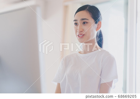 Desktop computer young woman 68669205