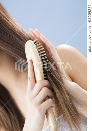 女人刷牙 68669282