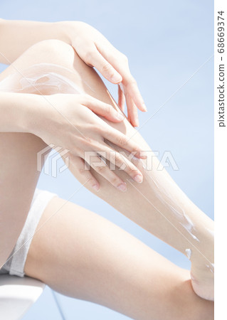 Women painting body cream 68669374