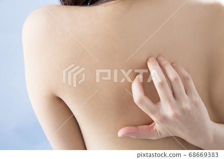 itchy back 68669383
