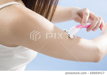 女人做多餘的頭髮處理 女人做多餘的頭髮處理 68669417
