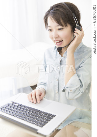 女人在做視頻聊天 女人在做視頻聊天 68670303