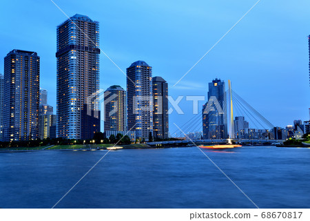 um田川河台um田川河沿岸高層公寓的夜景 um田川河台um田川河沿岸高層公寓的夜景 68670817