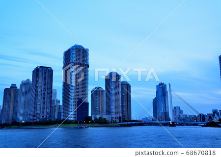 um田川河台um田川河沿岸高層公寓的夜景 um田川河台um田川河沿岸高層公寓的夜景 68670818