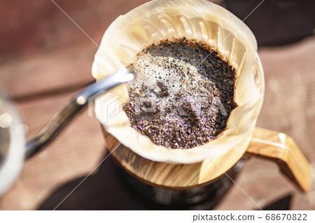 咖啡滴在戶外和露營 68670822