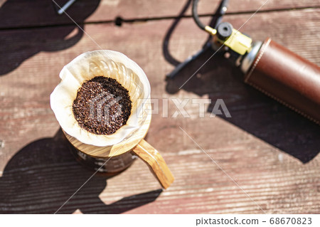 咖啡滴在戶外和露營 68670823