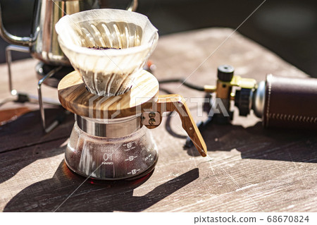 咖啡滴在戶外和露營 68670824