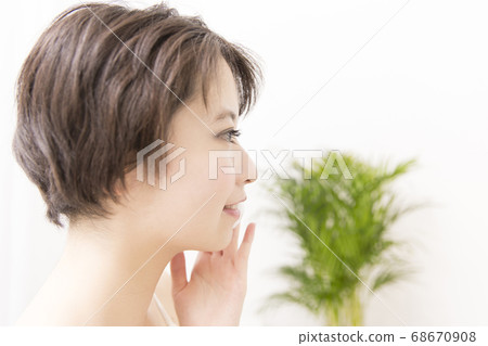 Women wearing make-up water Women wearing make-up water 68670908