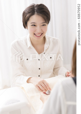 Nail salon  68670952