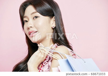 Shopping,shopping bags,gift,dress,dress,young woman Shopping,shopping bags,gift,dress,dress,young woman 68671033