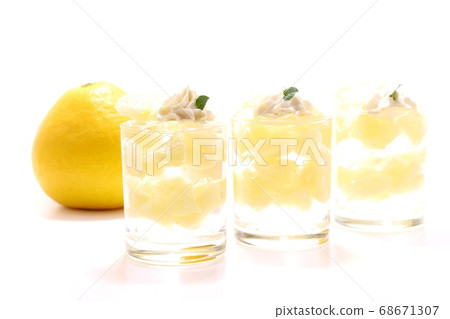 土佐本丹甜點玻璃果凍淺色背景 68671307