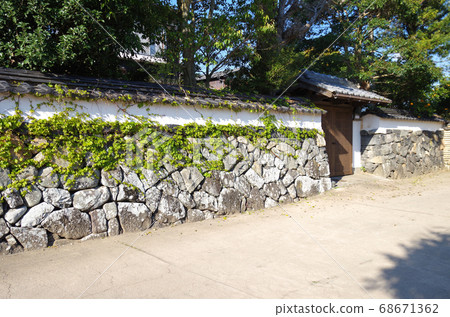 A view of the street of a samurai residence in Hagi, surrounded by a fence 68671362