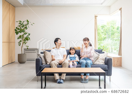 家人/家人在客廳聊天 68672682