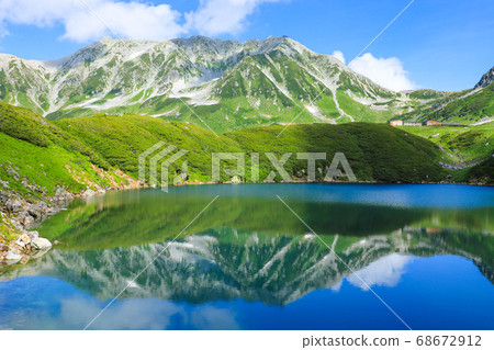 擁有美麗湖面的三里外池立山室堂 68672912