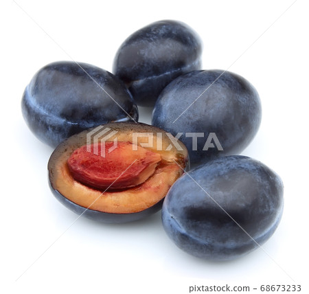 Plums 68673233