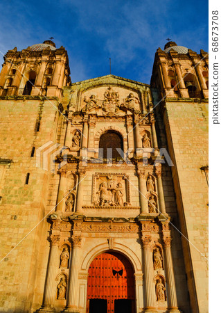 Church of Santo Domingo shining in the setting sun (Oaxaca, Mexico) 68673708