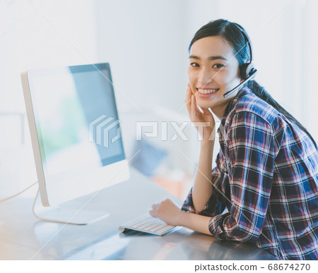 Headset online young woman Headset online young woman 68674270