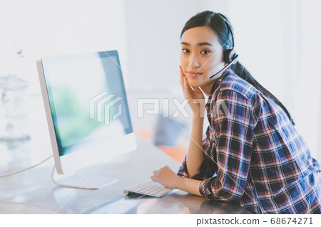 Headset online young woman Headset online young woman 68674271