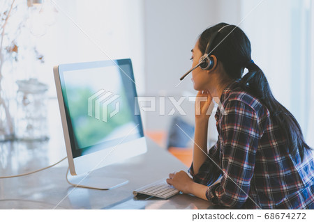 Headset online young woman Headset online young woman 68674272