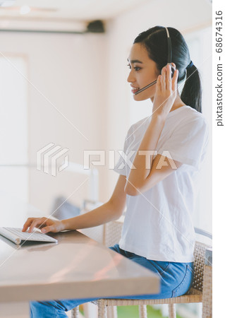 耳機在線年輕女子 68674316