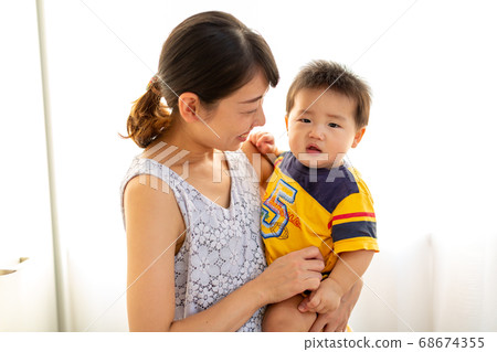 媽媽和7個月大的嬰兒 68674355