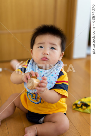 Sitting baby Sitting baby 68674370