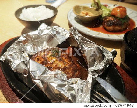 一個多汁的漢堡包，您打開鋁箔片時就可以滿足 68674948