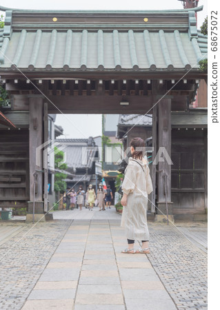Shrine and women Shrine and women 68675072