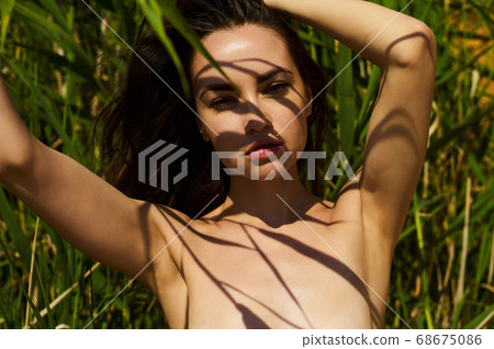 Beautiful brunette woman on the beach Beautiful brunette woman on the beach 68675086